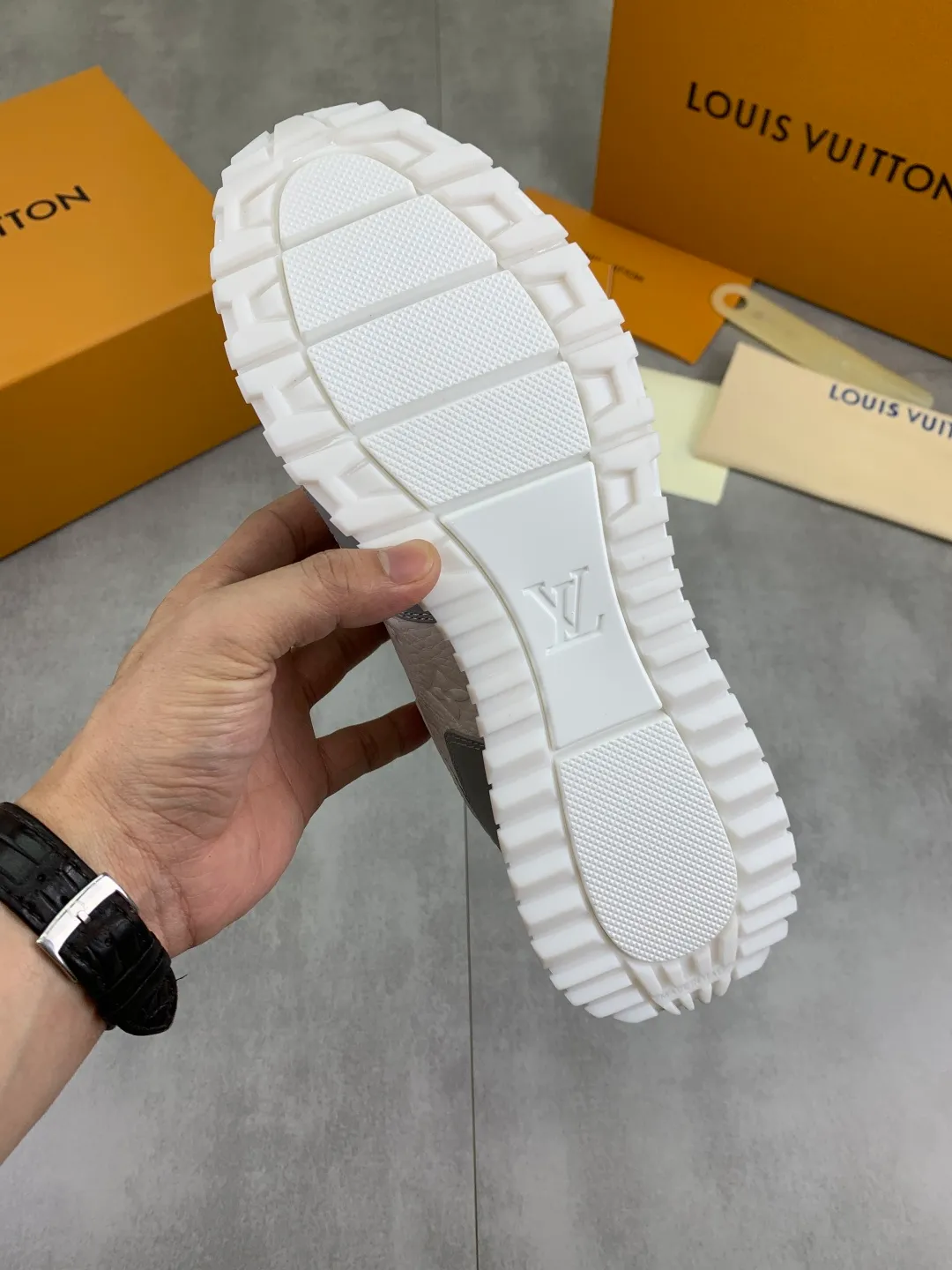 Men's men's shoes 💰P680 new style 💶[LOUIS VUITTON] (original order) new style 🍀LV Louis Vuitton * - top version of LV classic trendy shoes! Made of imported original cowhide and water-dyed cowhide lining. The latest original wear-resistant rubber combination outsole! High quality products! Multiple colors available, code number: 38-44 (45 46 customized)